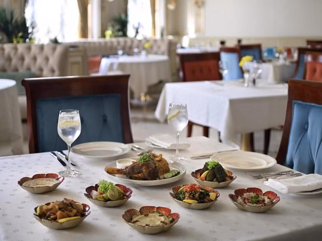 Khách sạn có 3 nhà hàng và quán bar trong khuôn viên, bao gồm nhà hàng Ả Rập phục vụ cả ngày, quán cà phê và sảnh trên tầng thượng phục vụ shisha và đồ ăn nhẹ. Ảnh: Booking