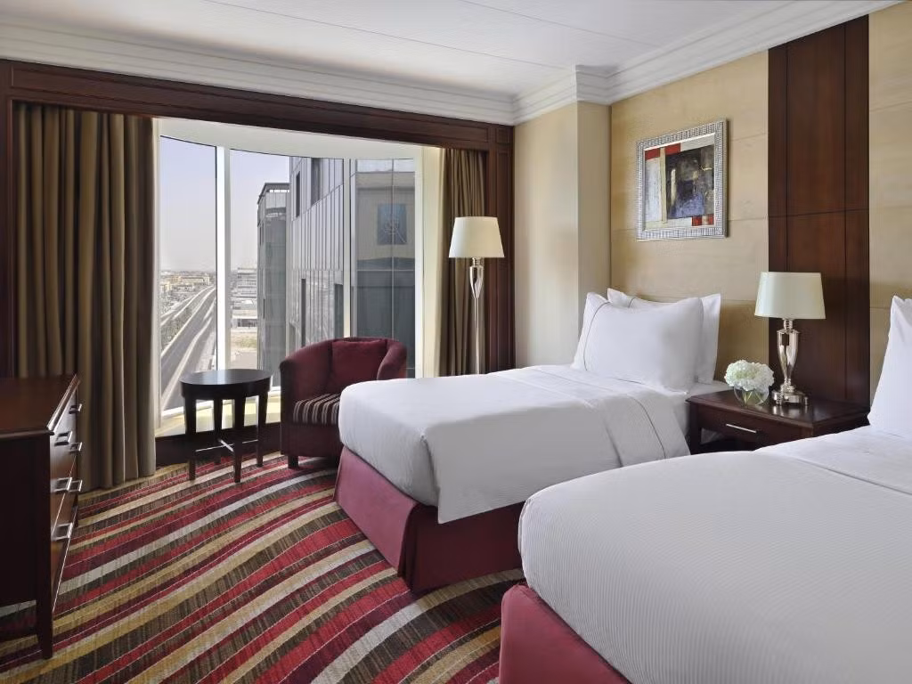 Mỗi phòng tại khách sạn đều được trang bị máy điều hòa, TV màn hình phẳng và Wi-Fi miễn phí. Ảnh: Booking