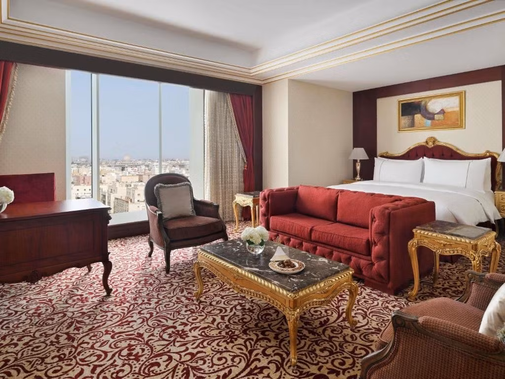 Một số phòng có khu vực tiếp khách để thư giãn sau một ngày bận rộn. Ảnh: Booking