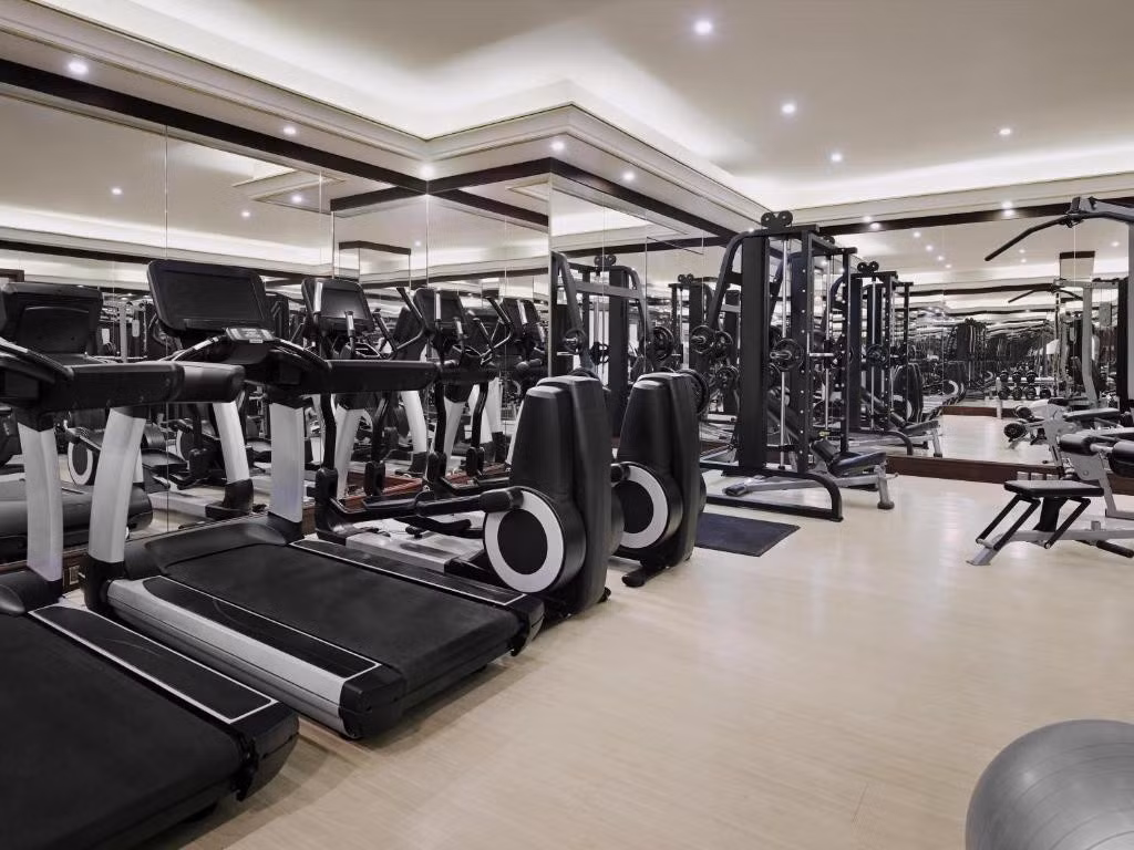 Phòng tập gym với trang thiết bị hiện đại. Ảnh: Booking