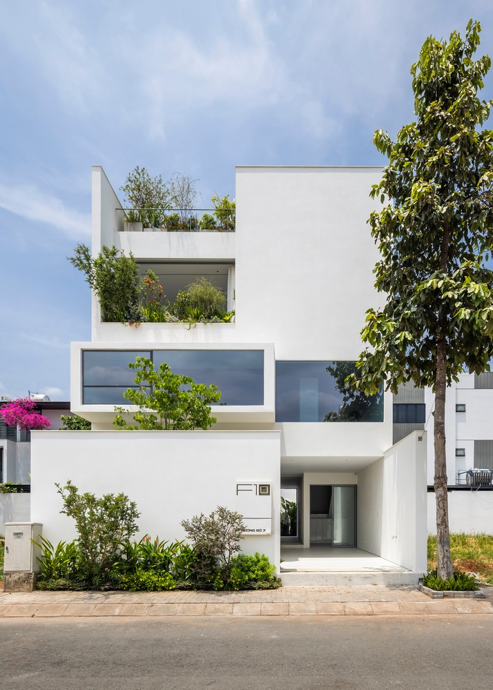 Tọa lạc trên lô đất có kích thước 9X18m tại TP HCM, ngôi nhà được phép xây ba tầng cộng thêm sân thượng, tuân thủ quy định về khoảng lùi bắt buộc 3 m phía trước và 2 m phía sau. Ảnh: Hirouyki Oki