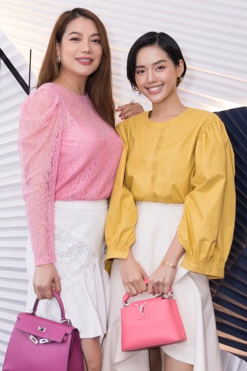 Đi dự một sự kiện năm 2020, diễn viên Trương Ngọc Ánh sử dụng túi Hermes Kelly tông hồng cánh sen trị giá 200 triệu đồng. Ảnh: S.M