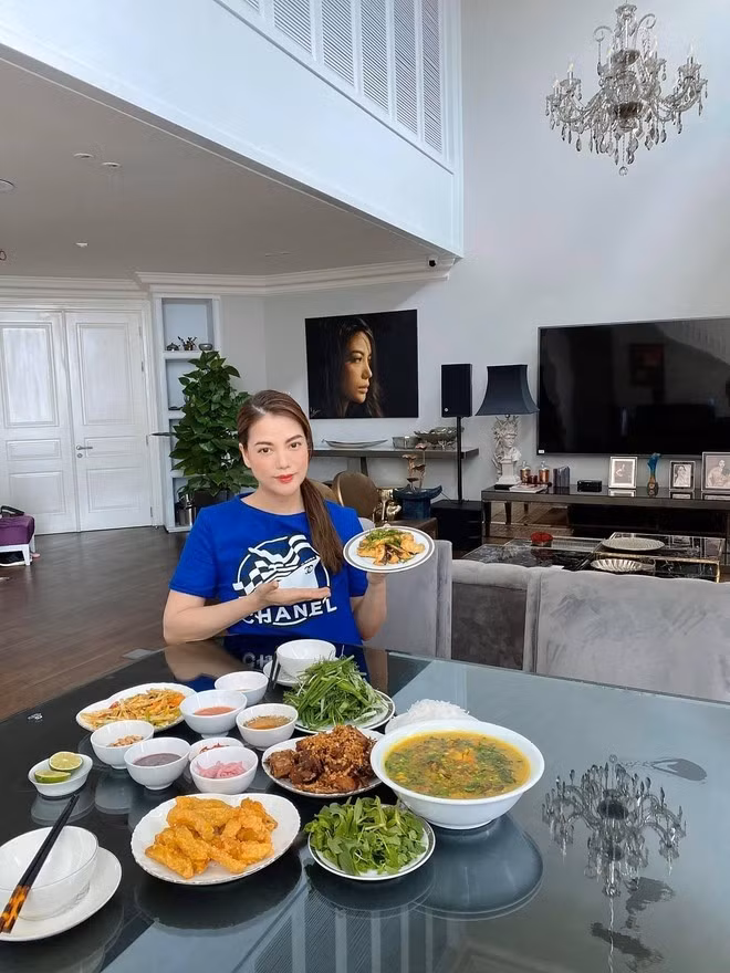 Penthouse của Trương Ngọc Ánh được thông tầng bởi 2 căn hộ, thiết kế tinh tế, theo tông trắng xám đen. Ảnh: FBNV