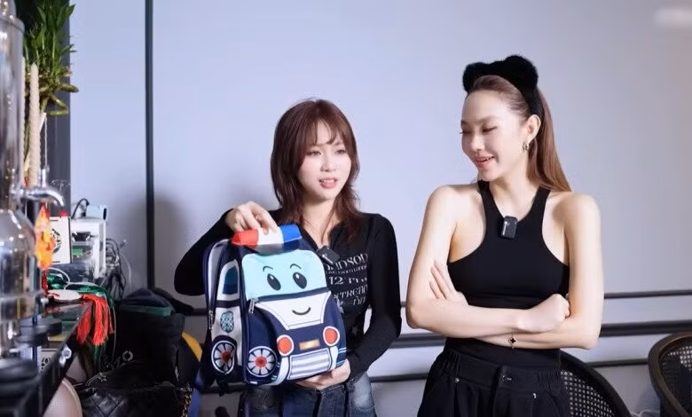 Góc trưng bày chiếc cúp, các món đồ decor và balo của con trai Minh Hằng. Ảnh chụp màn hình