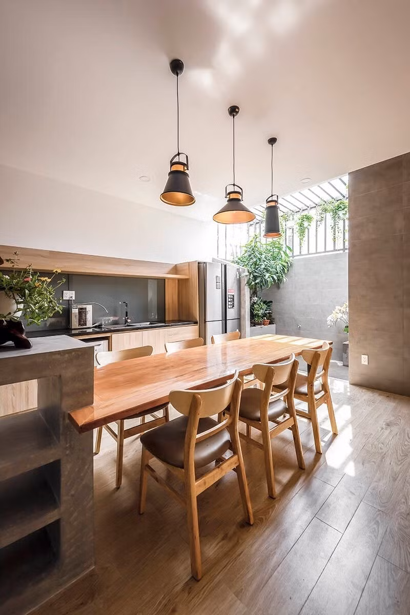 Phòng bếp được đẩy xuống cuối nhà. Ảnh: Bùi Minh Quốc