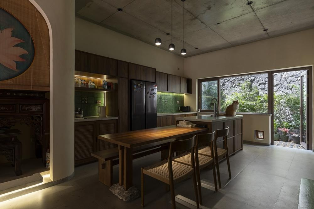 Không gian bếp mở, cùng màu nâu gỗ mang đến cảm giác ấm cúng. Ảnh: Quang Trần