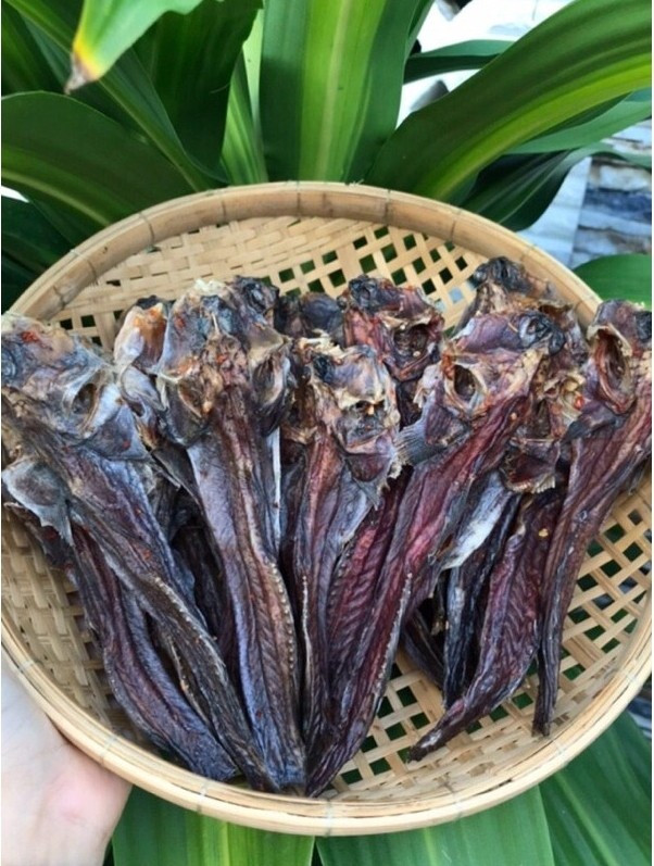 Trung bình, cứ khoảng hơn 3 kg cá thòi lòi tươi sẽ làm được 1 kg cá khô thành phẩm. Ảnh: Bách Hoá Extra