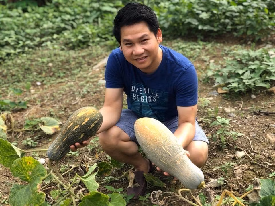 Gần như tháng nào vợ chồng ca sĩ Trọng Tấn cũng đưa hai con về đó chơi. Những lần ấy, Trọng Tấn đều ra vườn trồng rau, nhổ cỏ, cắt tỉa cây. Ảnh: FBNV