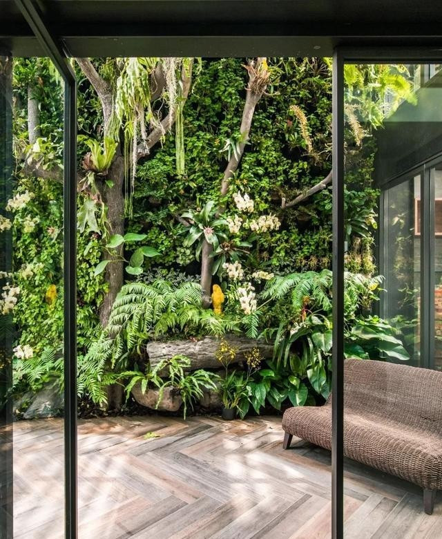 Đặc biệt, ngôi nhà có tới 5 khoảng sân nhỏ, là không gian được dùng để thưởng trà hoặc dùng bữa ở một bàn trà, phía trên có ô che nắng. Ảnh: Toutiao