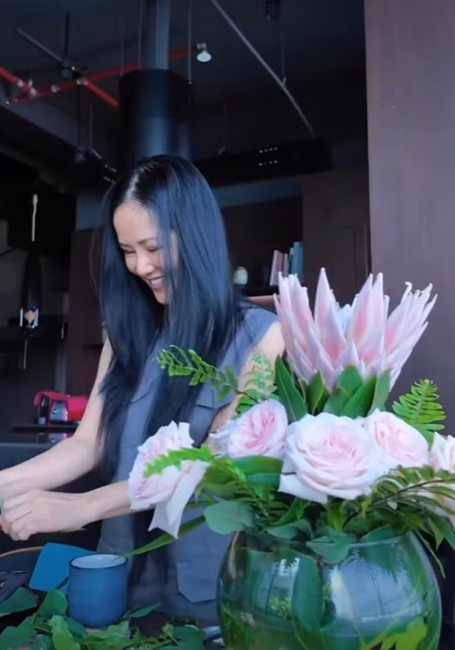 Bình hoa được che khéo léo bằng lá trầu bà, kết hợp đóa hồng phớt đan xen hoa Thảo đường Hoàng đế. Ảnh chụp màn hình