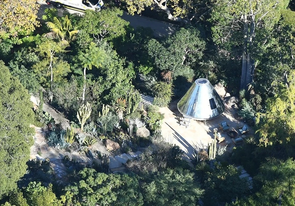 Gu thẩm mỹ “ngoài trái đất” của vợ chồng tỷ phú thể hiện rõ trong cách bài trí khuôn viên. Nổi bật nhất là một công trình mang dáng dấp tương lai, đặt gần khu vườn xương rồng, có hình dạng giống một chiếc UFO. Ảnh: New York Post
