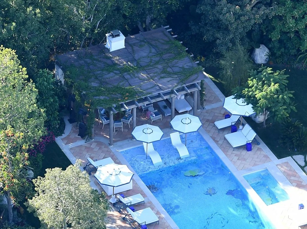 Bể bơi có họa tiết các sinh vật dưới nước. Ảnh: New York Post