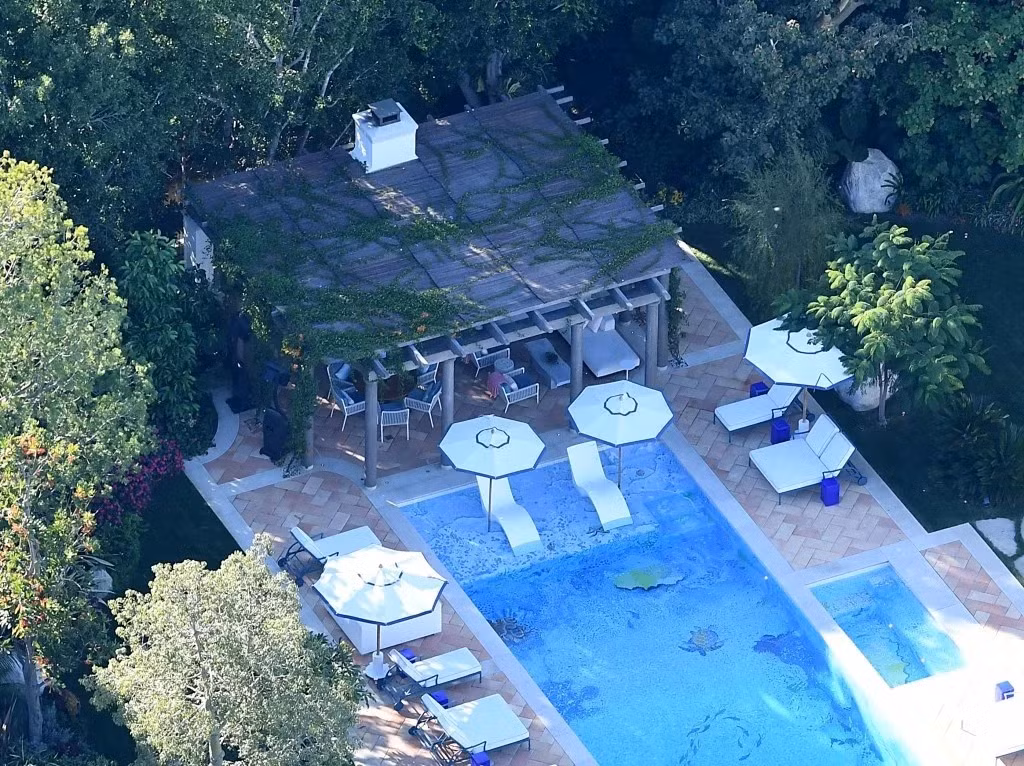 Bể bơi có họa tiết các sinh vật dưới nước. Ảnh: New York Post