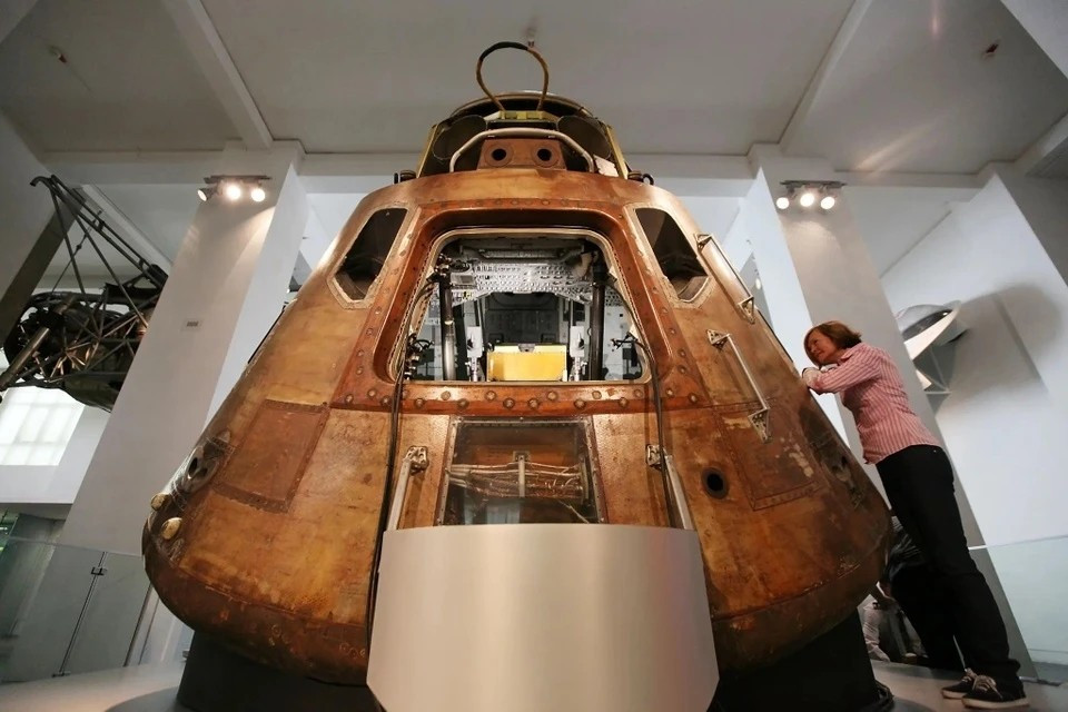 Theo mô tả trên trang web của Timothy Oulton Studio, “kén không gian” này được thiết kế theo tỷ lệ mô phỏng khoang tàu Apollo 11 của NASA, có thể linh hoạt sử dụng như phòng tiếp khách riêng tư, không gian làm việc, phòng họp hoặc phòng ăn. Ảnh: New York Post