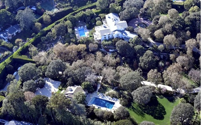 Nằm ở trung tâm khu đất rộng 4 ha là ngôi nhà chính ba tầng theo phong cách kiến trúc Georgian cổ điển. Ảnh: New York Post