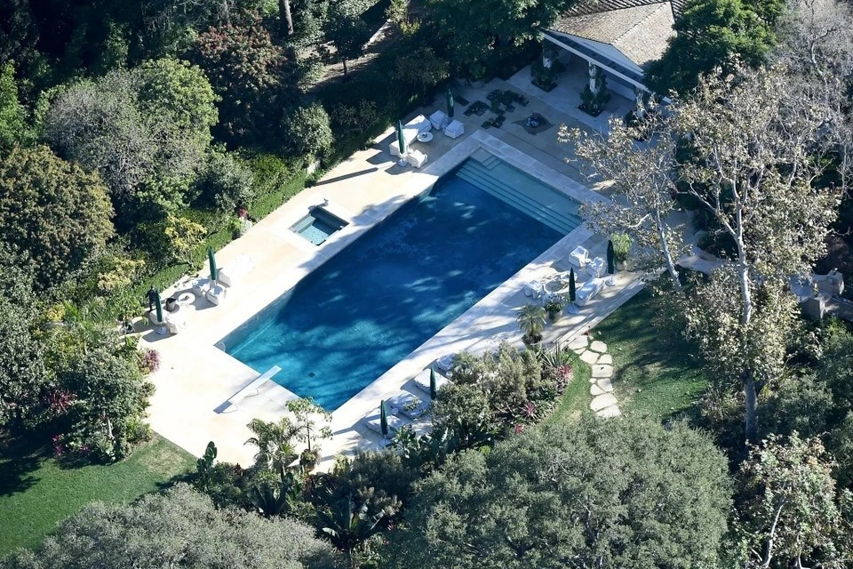 Gần ngôi nhà chính là hồ bơi lớn, kết nối bằng lối đi lát đá. Ảnh: New York Post