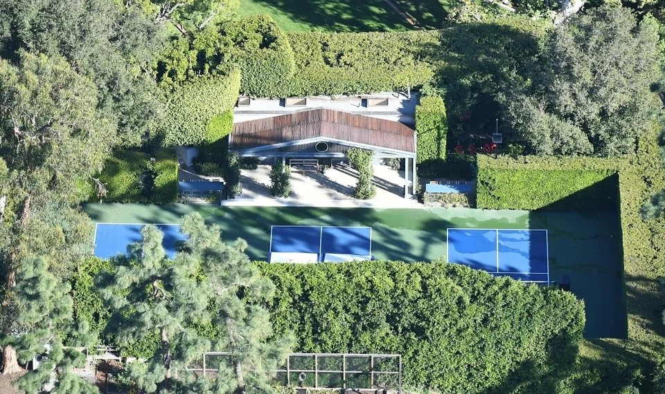 Khu biệt thự còn sở hữu sân ngắm cảnh rộng lớn với bàn tiệc dài, nhìn ra ba sân pickleball cỡ lớn. Ảnh: New York Post