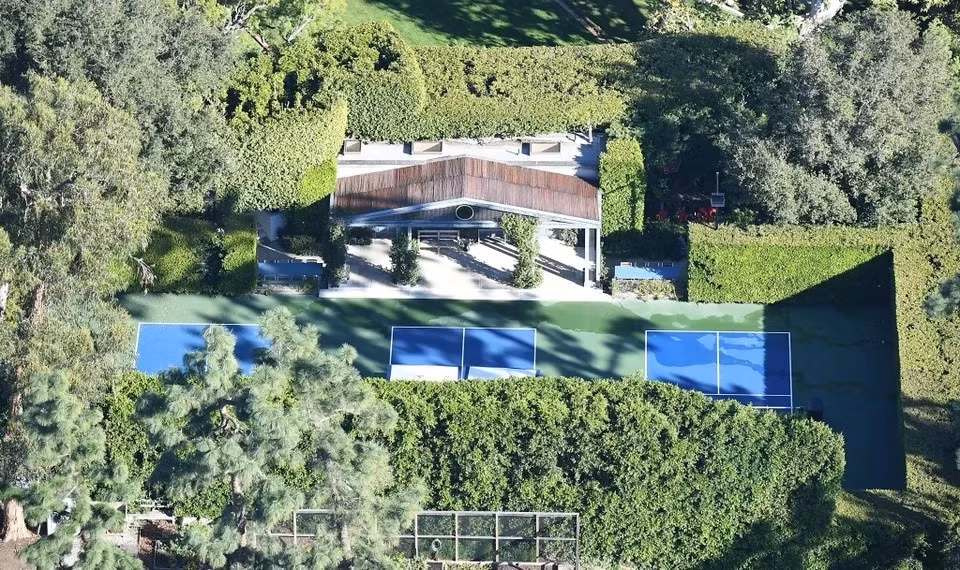 Khu biệt thự còn sở hữu sân ngắm cảnh rộng lớn với bàn tiệc dài, nhìn ra ba sân pickleball cỡ lớn. Ảnh: New York Post