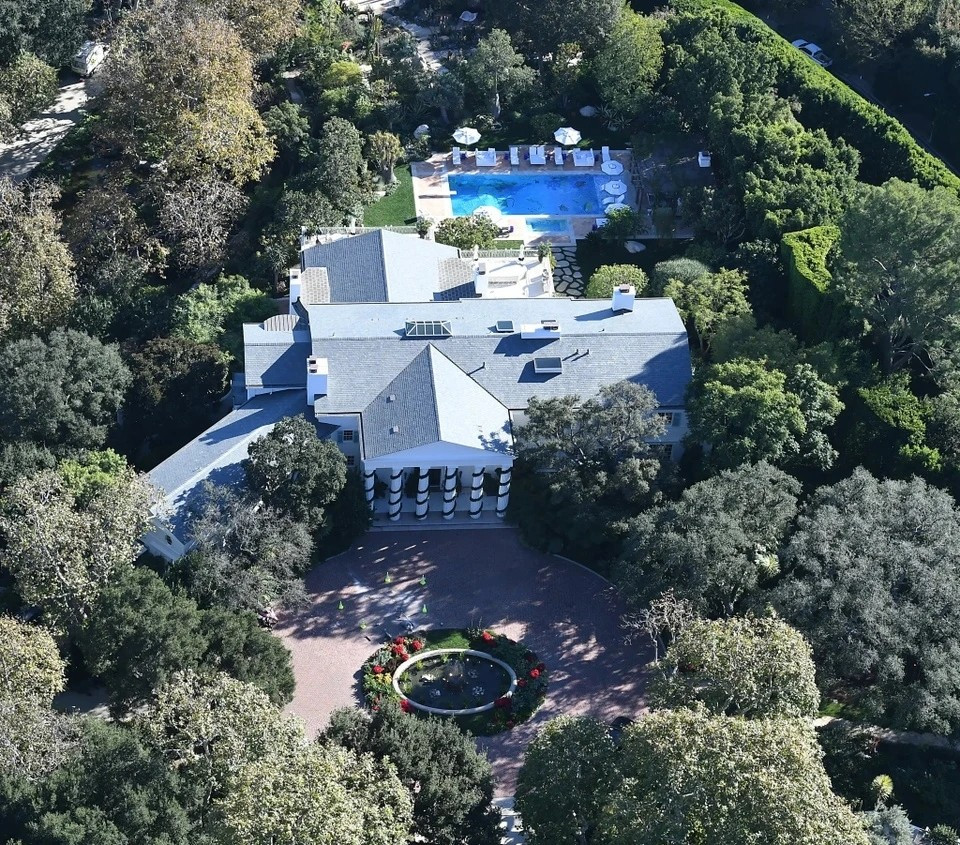 Biệt thự khổng lồ được xây dựng sau khi Bezos mua lại bất động sản này vào năm 2020. Sau 5 năm thi công, thương vụ trị giá 165 triệu USD - sau đó được bổ sung thêm một lô đất 10 triệu USD - vẫn được xếp vào hàng những giao dịch bất động sản đắt đỏ nhất lịch sử Los Angeles. Ảnh: New York Post