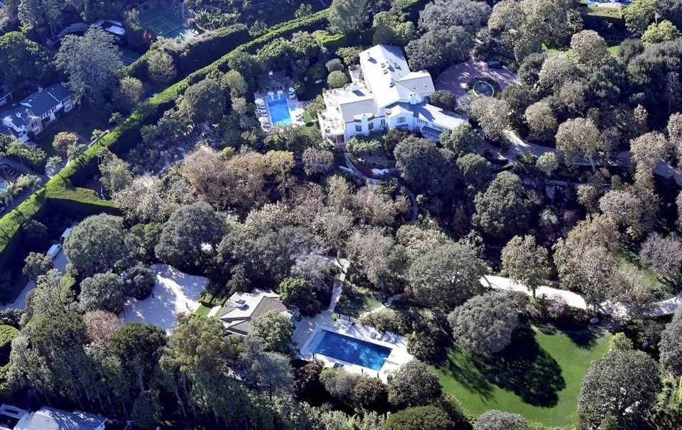 Những hình ảnh chụp từ trên cao mới công bố hé lộ loạt tiện ích xa hoa và có phần kỳ lạ của khu biệt thự. Ảnh: New York Post