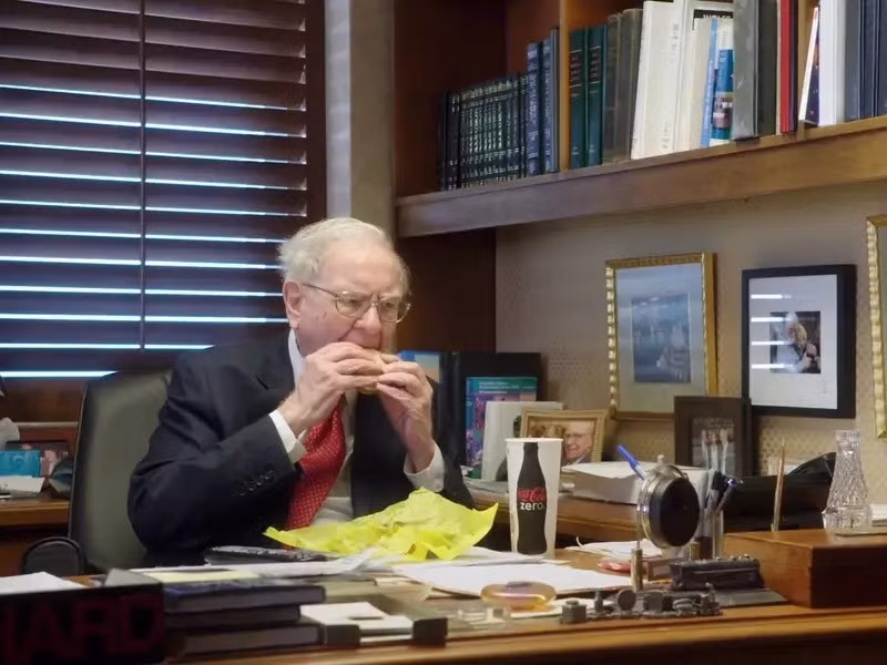 Nếu cổ phiếu tăng, ông sẽ ăn bánh mì thịt xông khói, trứng, phô mai giá 3,17 USD (83.000 đồng). Nếu giảm, nhà đầu tư huyền thoại ăn món đơn giản hơn giá 2,61 USD (68.000 đồng), theo Yahoo Finance. Ảnh: BI