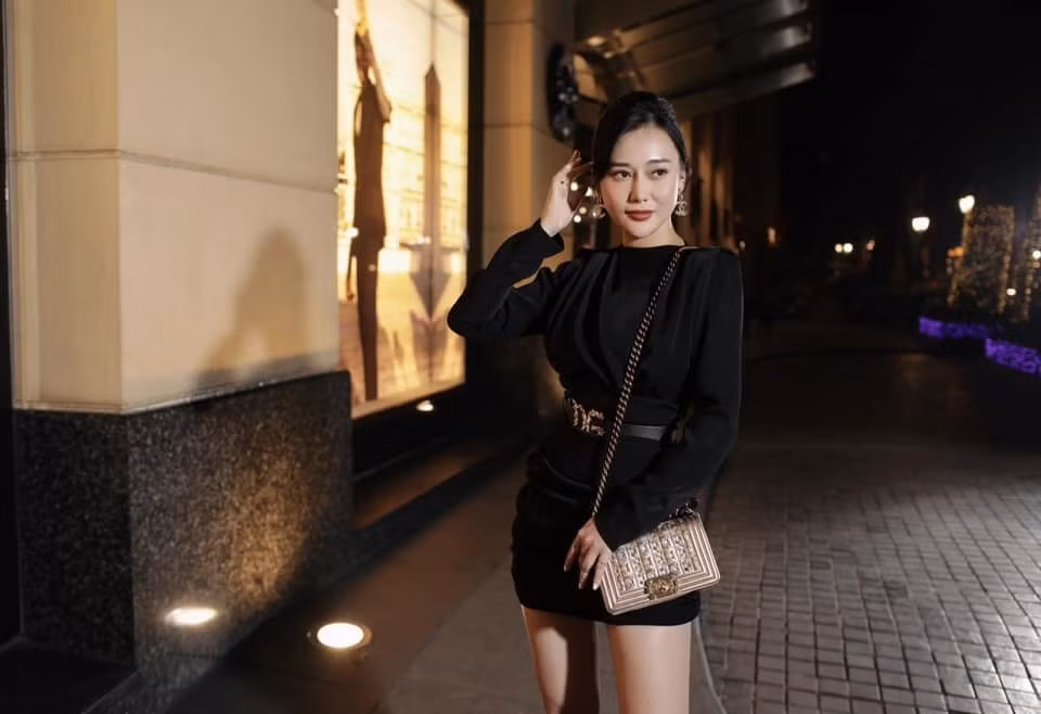 Nữ diễn viên sở hữu túi Chanel phiên bản giới hạn trị giá khoảng 5.000 USD (tương đương 135 triệu đồng). Ảnh: Facebook