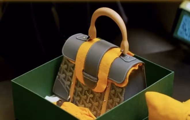 Chiếc túi Goyard Saïgon Souple Mini Bag phiên bản màu xám được Phương Oanh mang lên sóng truyền hình trở thành chủ đề bàn tán thời gian gần đây. Mẫu túi này có giá khoảng 145 triệu đồng. Ảnh: chụp màn hình VTV