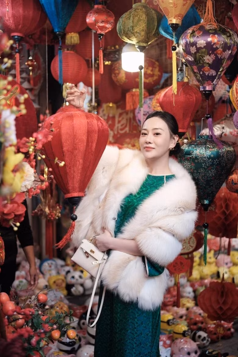 Ngoài Birkin, Phương Oanh còn sở hữu một chiếc Hermès Kelly 20 Epsom trắng ngà, phần cứng kim loại mạ vàng. Ảnh: Facebook