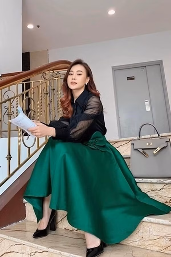 Mỗi lần xuất hiện, Phương Oanh đều khiến mọi người trầm trồ bởi gu thời trang tinh tế và nhiều túi xách đắt đỏ. Ảnh: Facebook