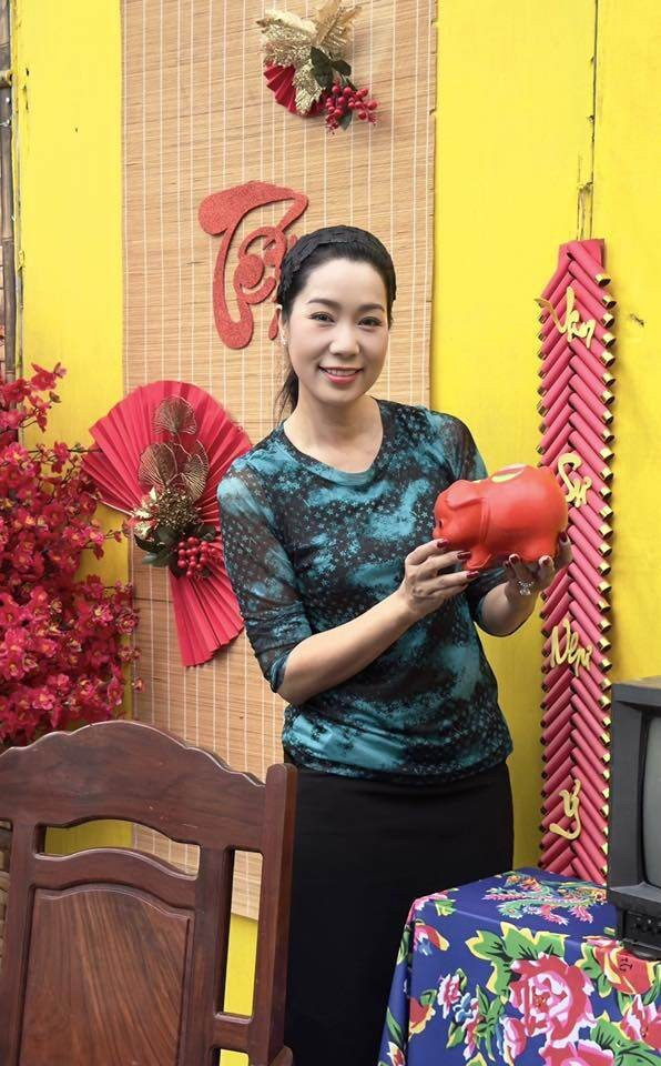 Góc tường mành tre treo liễn đỏ đón Tết rực rỡ. Ảnh: FB Trịnh Kim Chi