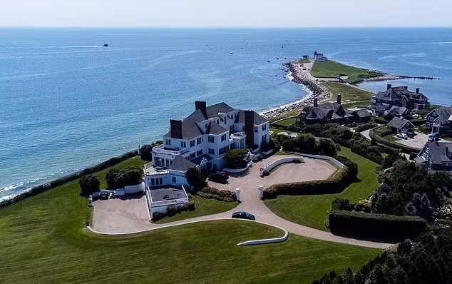Biệt thự gồm 7 phòng ngủ, 8 lò sưởi, 1 hồ bơi lớn và tầm nhìn ra biển. Ảnh: Daily Mail