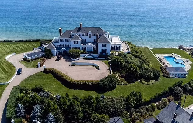 Dinh thự của Taylor Swift nằm ven biển ở Rhode Island, có diện tích hơn 1.000m2, được xây dựng trên điểm cao nhất của Watch Hill. Ảnh: Daily Mail