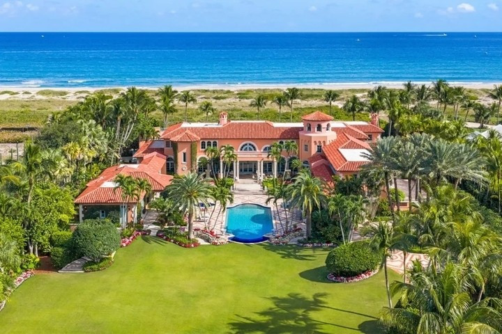 Từng thuộc sở hữu của Aldo Gucci, bất động sản ven biển 1491 N. Ocean Blvd., Palm Beach (Florida, Mỹ) – 205 triệu USD hiện là một trong những tài sản đắt nhất Nam Florida. Khu đất rộng hơn 4 mẫu Anh bao gồm nhà chính 6 phòng ngủ, nhà khách riêng, sân trong, hồ bơi dài và không gian nghỉ dưỡng sát bờ biển. Ảnh: Christian Angle Real Estate