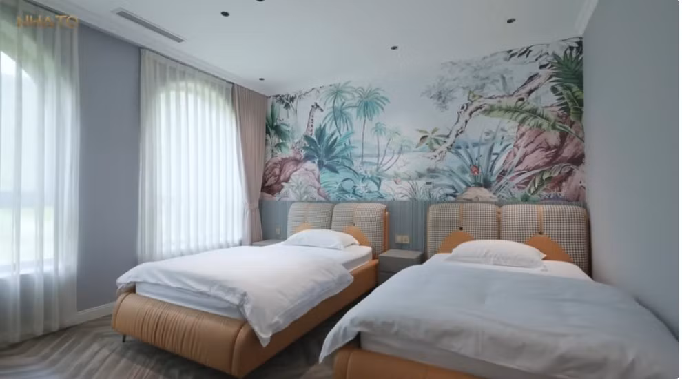 Phòng ngủ sở hữu tầm view tuyệt đẹp. Ảnh: chụp màn hình NhaTo