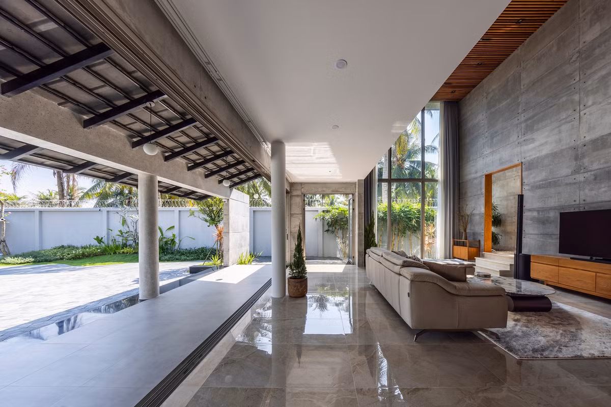 Sự tương phản giữa vẻ thô ráp của bê tông và sự ấm áp của trần gỗ tạo nên một không gian hiện đại, thanh lịch, vững chắc. Ảnh: Oki Hiroyuki