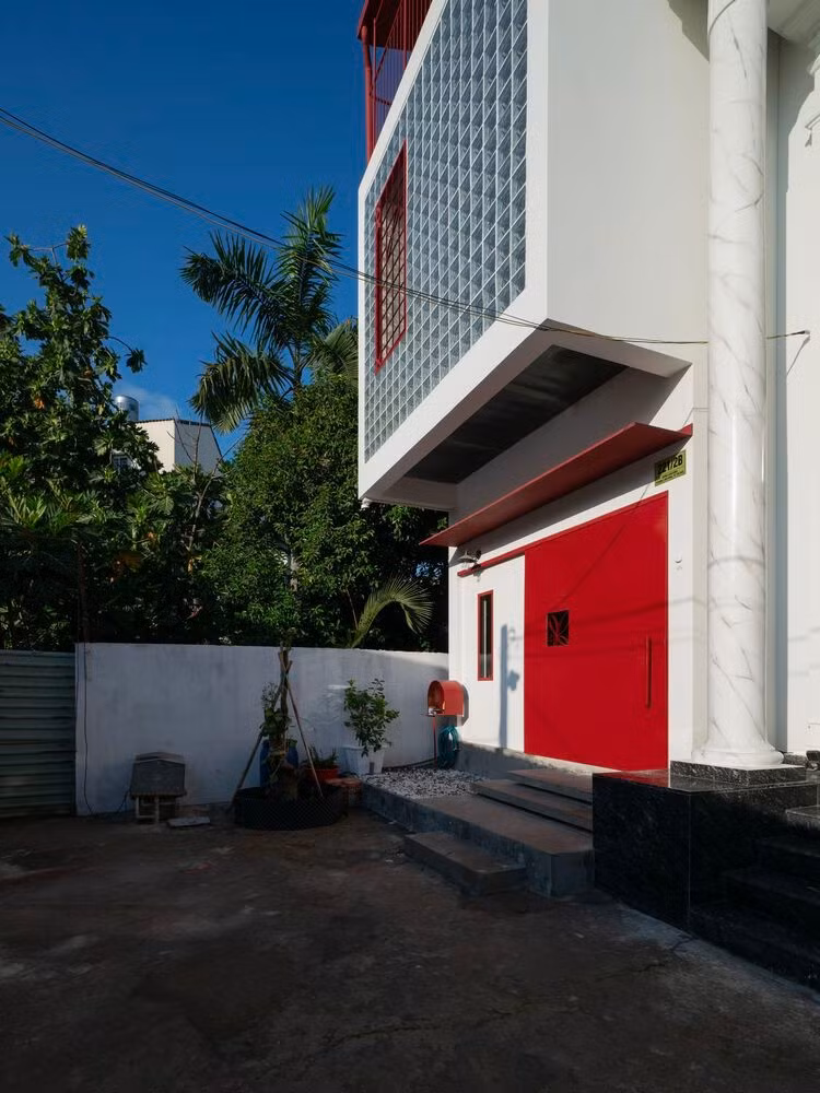 Được xây dựng trên lô đất hẹp, yên tĩnh tại TP HCM, ngôi nhà được thiết kế để phù hợp với lối sống làm việc, sinh hoạt, thư giãn và trải nghiệm của gia chủ. Tất cả đều nằm trong một không gian nhỏ gọn. Ảnh: Kiên Trần - 1conmat