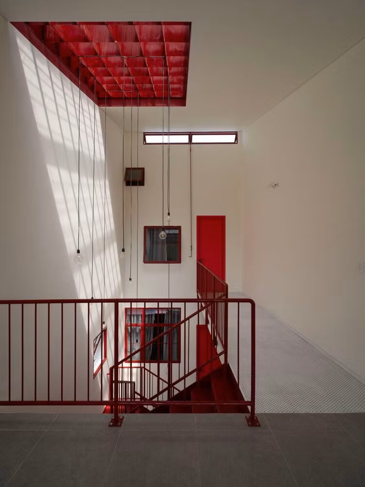 Các cửa sổ và giếng trời được bố trí chiến lược thúc đẩy sự kết nối với thiên nhiên, lấy ánh sáng mặt trời và gió vào nhà. Ảnh: Kiên Trần - 1conmat