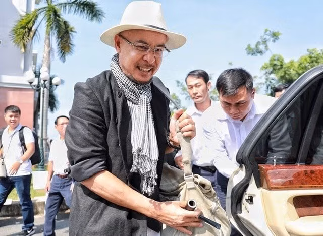 Trước kia, các chiến sĩ đi kháng chiến đều quàng những chiếc khăn rằn này trên cổ, dù bom đạn, vất vả nhưng họ rất kiên cường chiến đấu, họ như những chiến binh thực sự. Ảnh: Vietnambiz