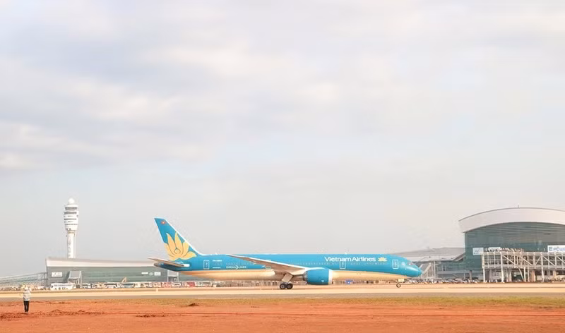 Chuyến bay chỉ chở tổ bay và nhân viên kỹ thuật. Tàu bay sử dụng là Boeing 787 mang số hiệu VN 5001, dòng máy bay thân rộng do Boeing phát triển, hiện là loại có kích thước lớn nhất trong đội bay của Vietnam Airlines. Ảnh: Báo Đồng Nai