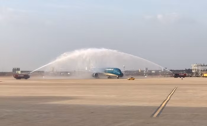 Đúng 16h05 ngày 15/12, tàu bay Boeing 787-9 mang màu sơn Vietnam Airlines đã hạ cánh an toàn xuống Cảng hàng không quốc tế Long Thành (tỉnh Đồng Nai). Ảnh: Tạp chí hàng không