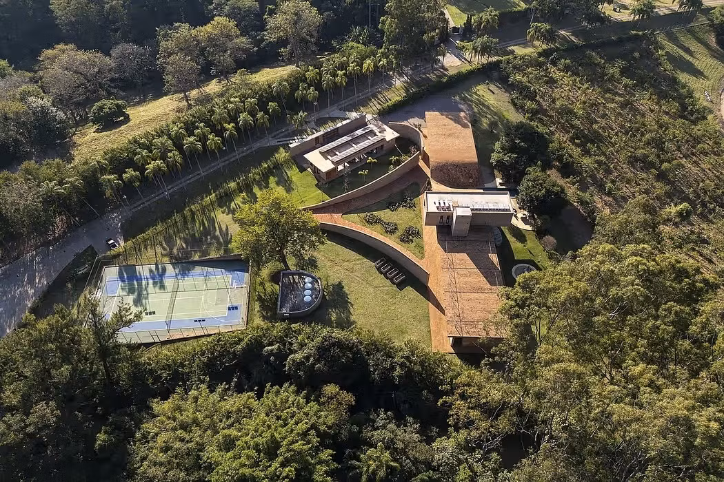 Khu vườn hình tam giác có tường bao quanh, được trồng cây dày đặc và được giữ bởi ba nhánh kiến ​​trúc. Ảnh: Homeadore