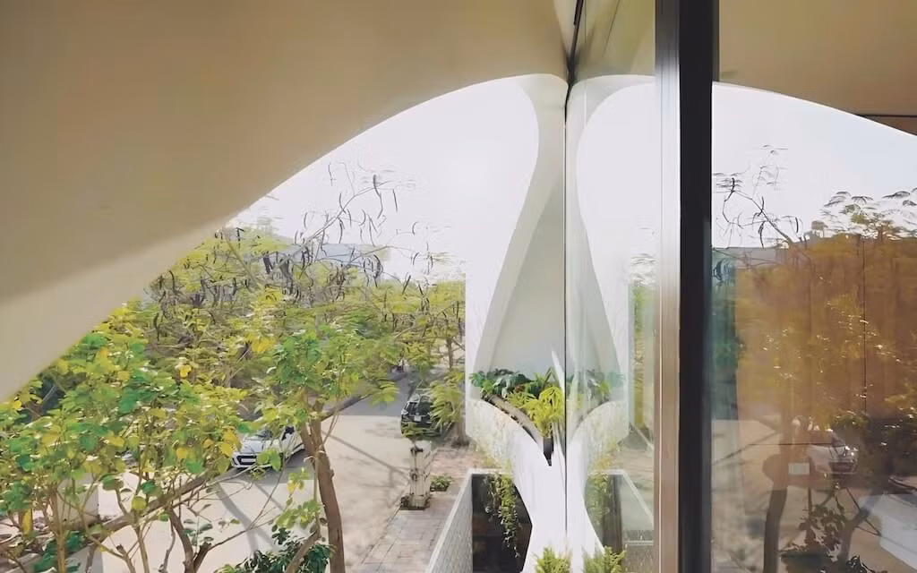 Không gian bên trong ngôi nhà được thiết kế mở và liên thông theo chiều đứng, khai thác tối đa thông gió và ánh sáng tự nhiên. Ảnh: NguyenhieuARC