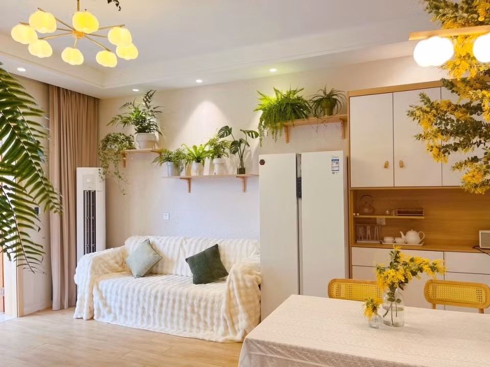 Toàn bộ sàn lát gỗ, tường sơn màu sáng, mang đến cảm giác thoáng đãng và sạch sẽ. Ảnh: QQ