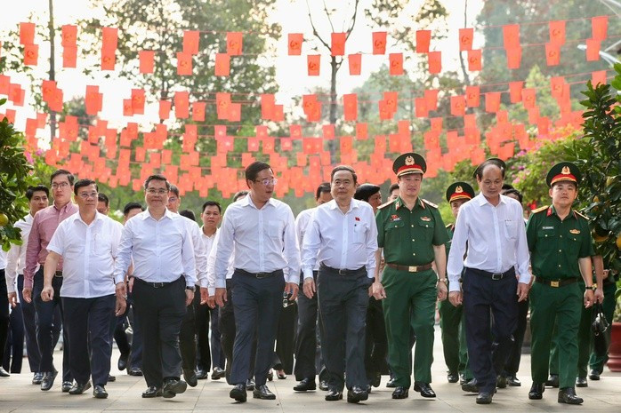 Các đại biểu dự lễ dâng hoa, dâng hương