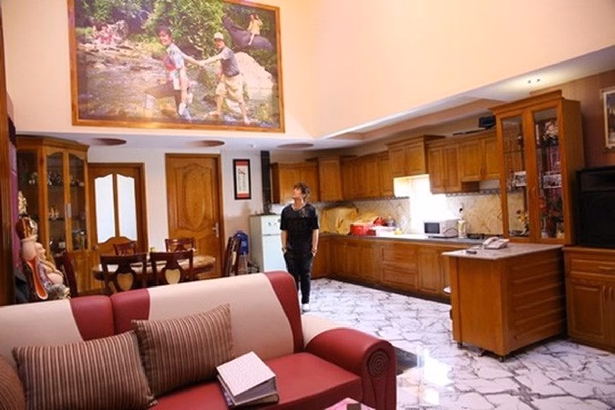 Biệt thự nổi bật với gam màu xám - trắng chủ đạo, mang đến cảm giác sang trọng và hiện đại. Ảnh: Tiền phong