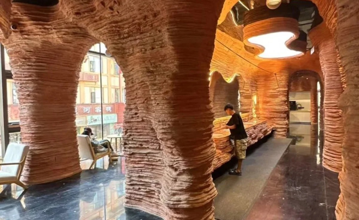 Đại diện đơn vị quản lý và vận hành khu thắng cảnh chợ đêm cho biết, nhà vệ sinh này được thiết kế hai tầng với ý tưởng gắn liền với văn hóa ở Đôn Hoàng và yếu tố kỳ ảo. Ảnh: Ndtv