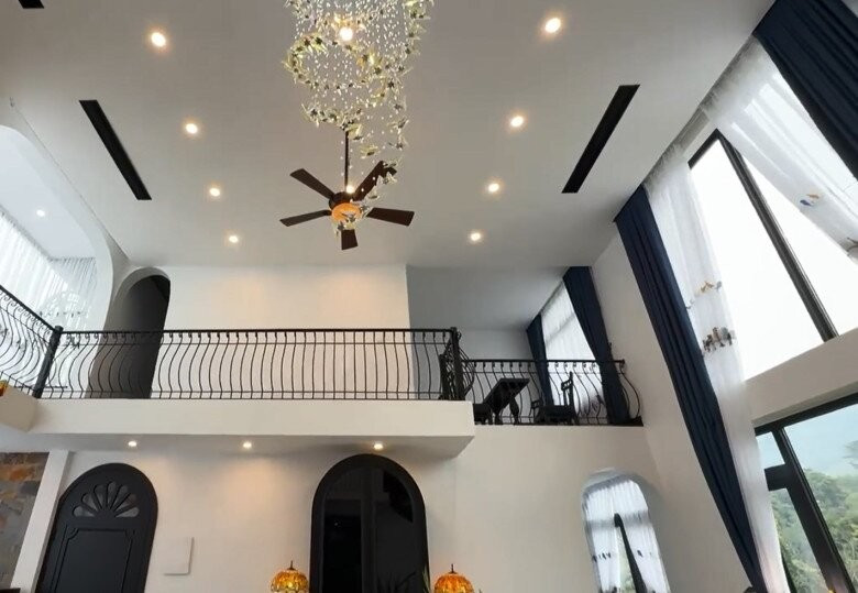 Kiến trúc thông tầng mang đến sự thoáng đãng, điểm xuyết bằng đèn chùm pha lê uốn lượn. Ảnh: FB Phạm Phương Thảo