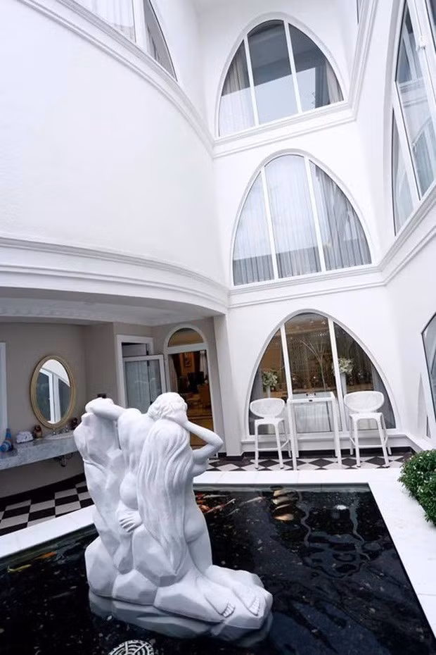 Bên ngoài với hồ cá lớn tạo điểm nhấn. Ảnh: FBNV