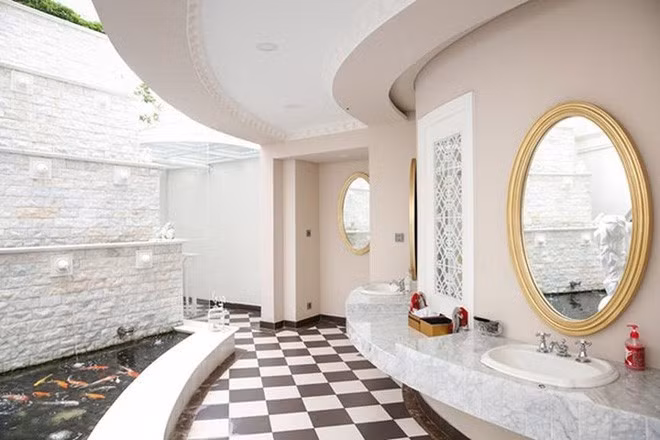 Kiến trúc biệt thự mang phong cách châu Âu cổ điển, sang trọng nhưng vẫn mang nét tinh tế nữ tính của chủ nhân. Ảnh: FBNV