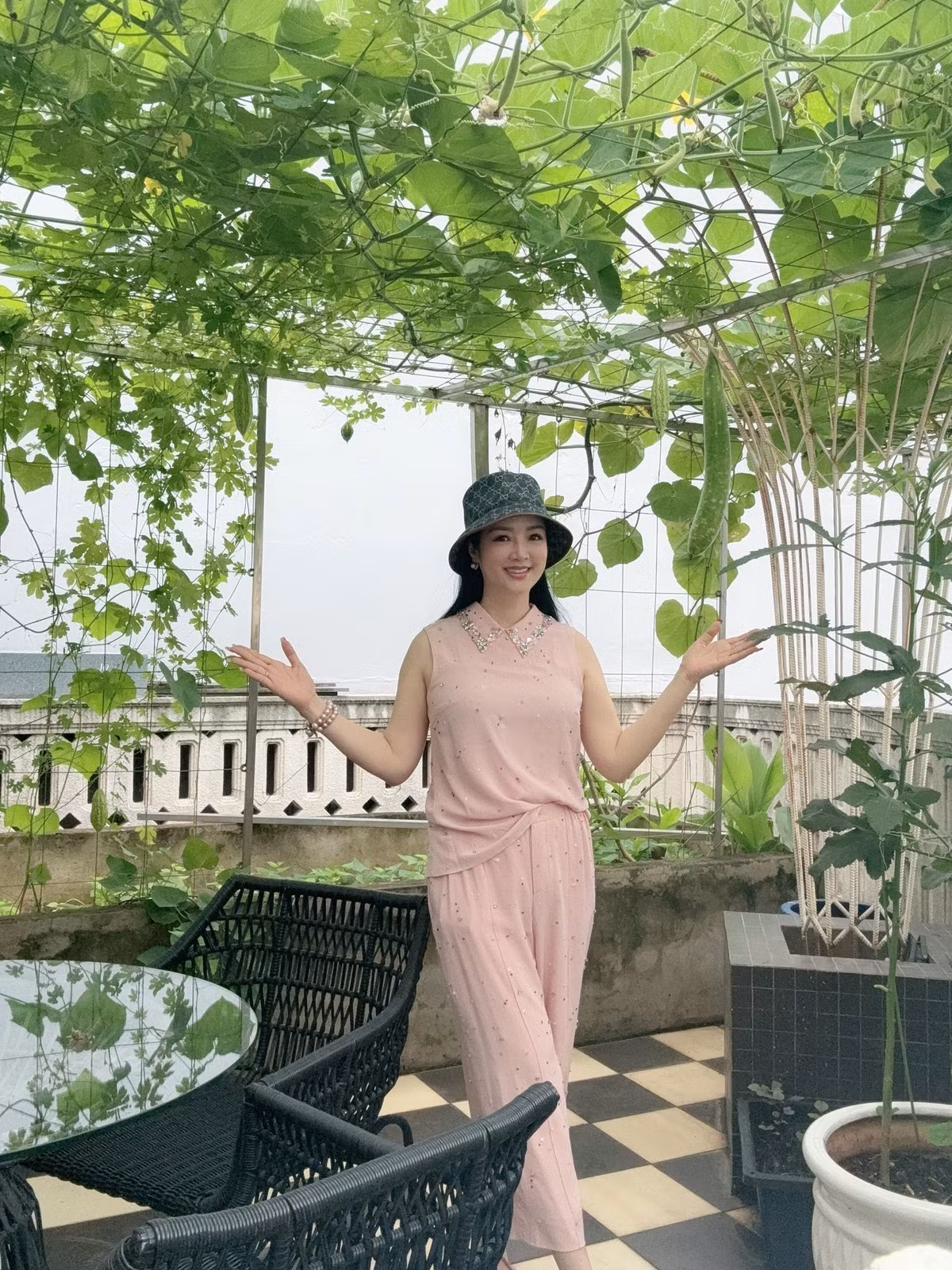 Sân thượng được Hoa hậu Giáng My tận dụng để trồng cây cảnh, hoa hồng và rau sạch. Ảnh: FBNV